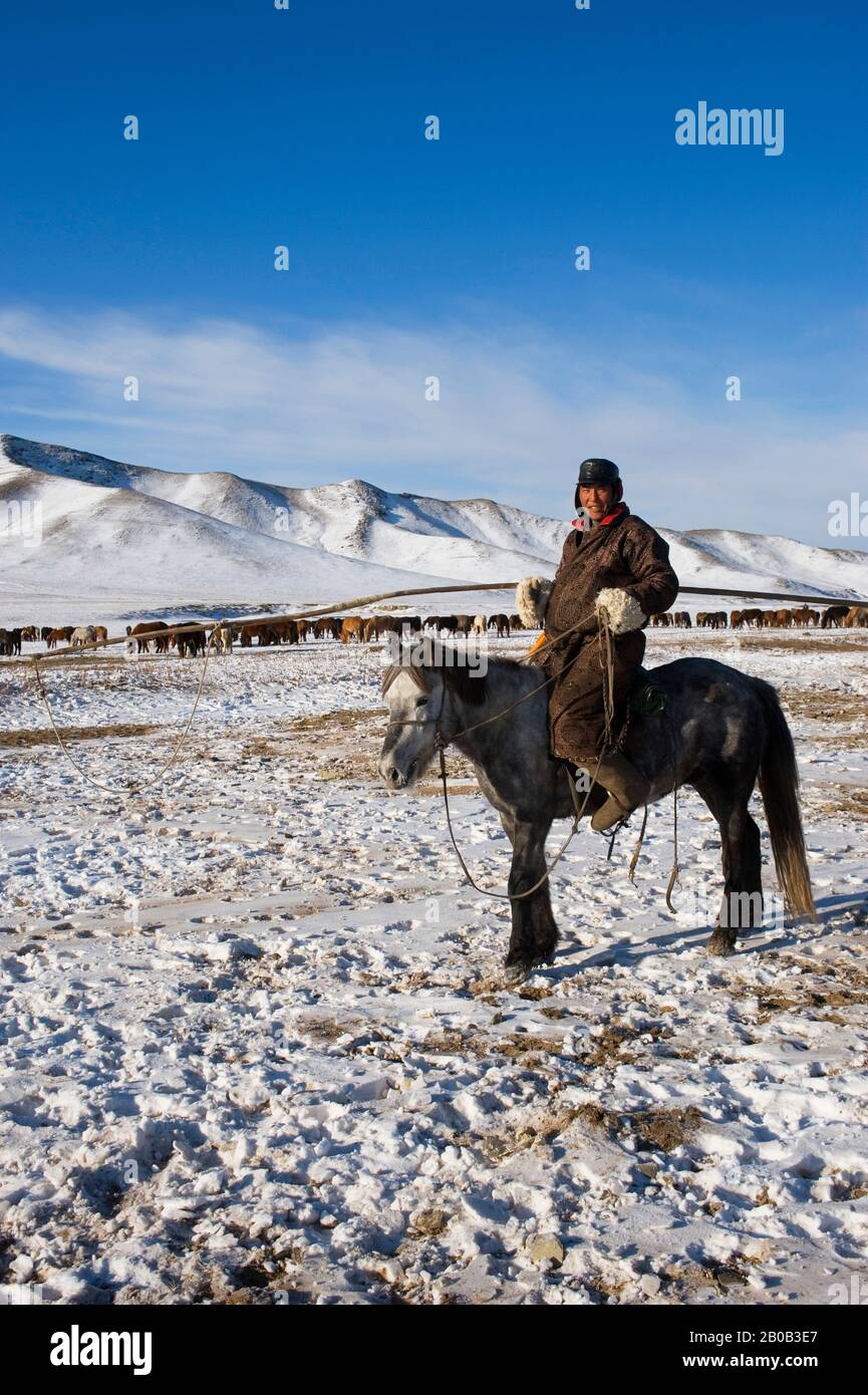 Nomadic mongolian people in winter hi-res stock photography and images ...
