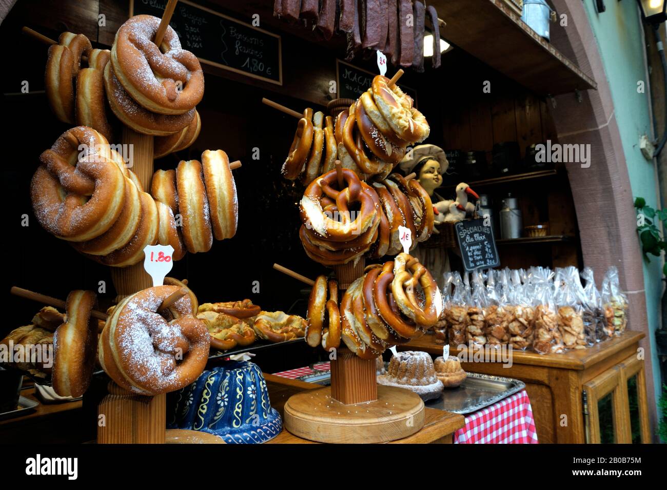 FRANCE, ALSACE, MEDIEVAL TOWN OF RIQUEWIHR, STORE SELLING PRETZELS, MACARONES AND KUGELHOPF Stock Photo