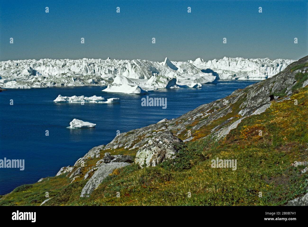 GREENLAND, ICEBERGS BREAK OF THE GLACIER AT DISCOBAY, JAKOBSHAVN AND DRIFT OUT AT SEA Stock Photo