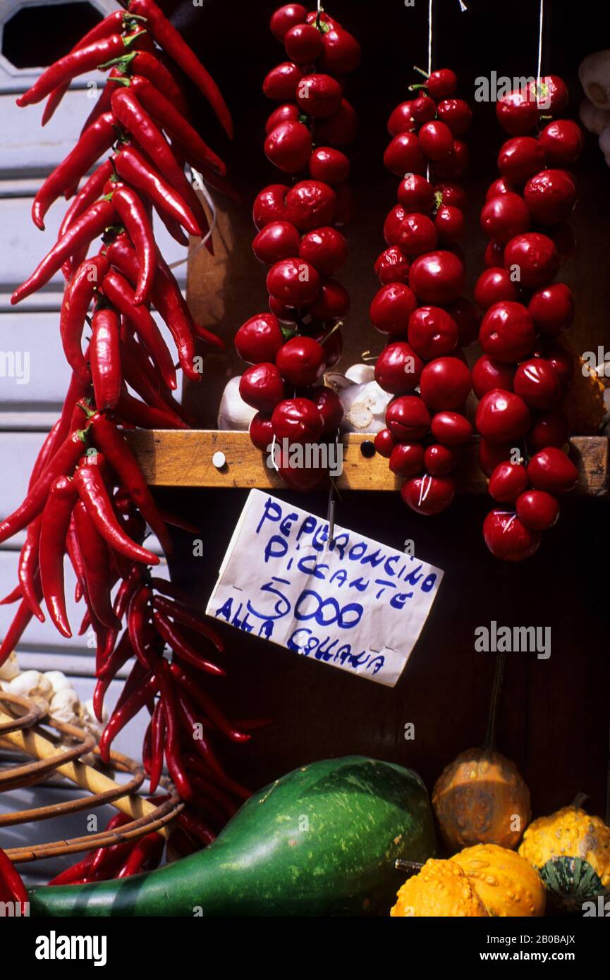 ITALY, VENICE, MARKET SCENE WITH PEPPERS, PEPPERONCINO PICCANTE Stock Photo  - Alamy