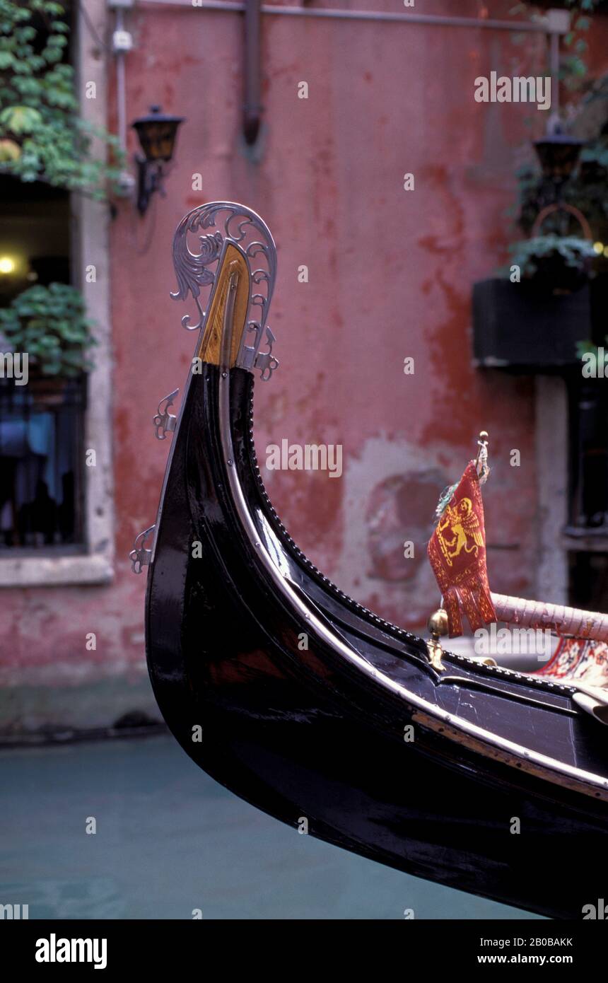 Gondola bow hi-res stock photography and images - Alamy