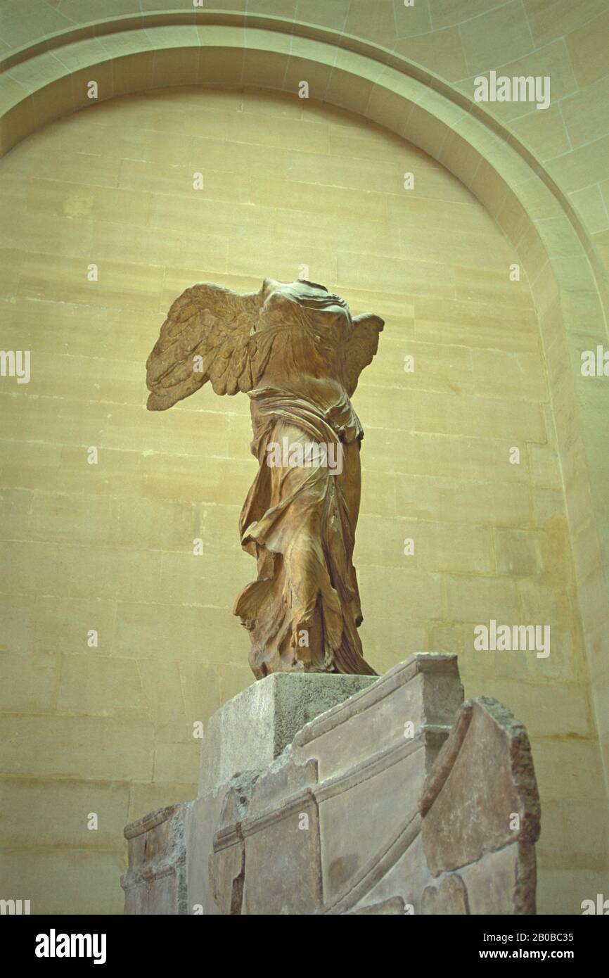 winged sculpture louvre