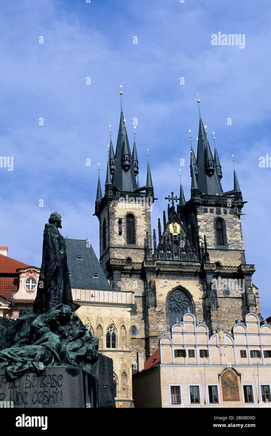CZECH REPUBLIC, PRAGUE, OLD TOWN SQUARE WITH GOTHIC CHURCH OF OUR LADY BEFORE TYN, JOHN HUSS MEMORIAL Stock Photo
