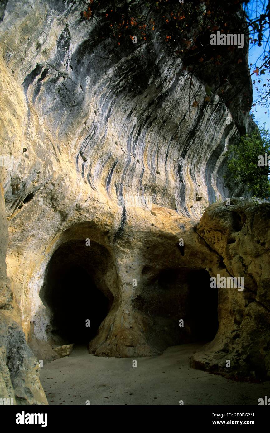FRANCE DORDOGNE AREA FONT DE GAUME CAVE ENTRANCE Stock Photo Alamy france-dordogne-area-font-de-gaume-cave-entrance-stock-photo-alamy