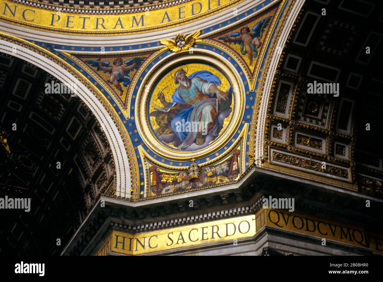 ITALY, ROME, VATICAN, ST. PETER'S SQUARE, ST. PETER'S BASILICA, INTERIOR, MICHELANGELO'S DOME, DETAIL Stock Photo
