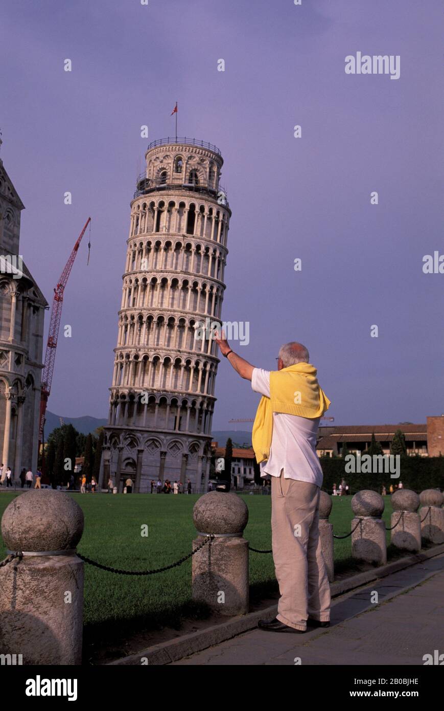 ITALY, PISA, MAN "HOLDING UP" THE LEANING TOWER OF PISA Stock Photo