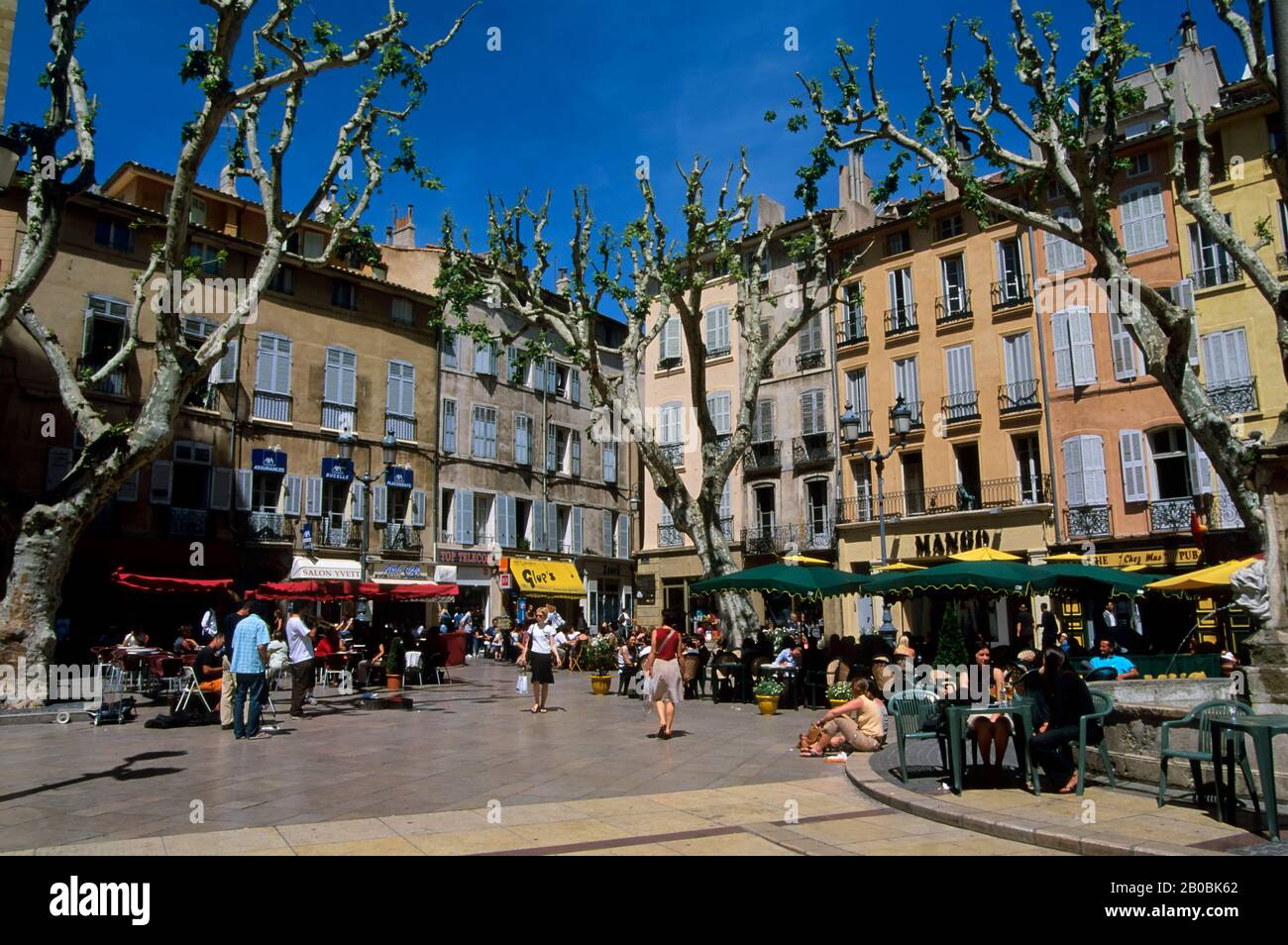 Street scene outside cafe hi-res stock photography and images - Alamy