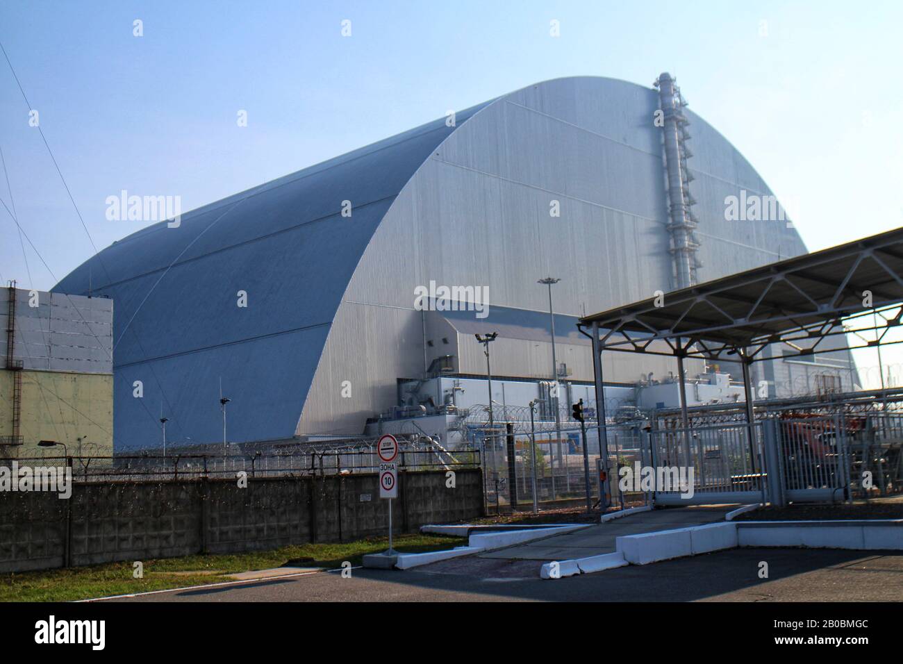 View of the New Safe Confinement (the 'Sarcophagus') of the Chernobyl reactor, near Pripyat, Ukraine. Stock Photo