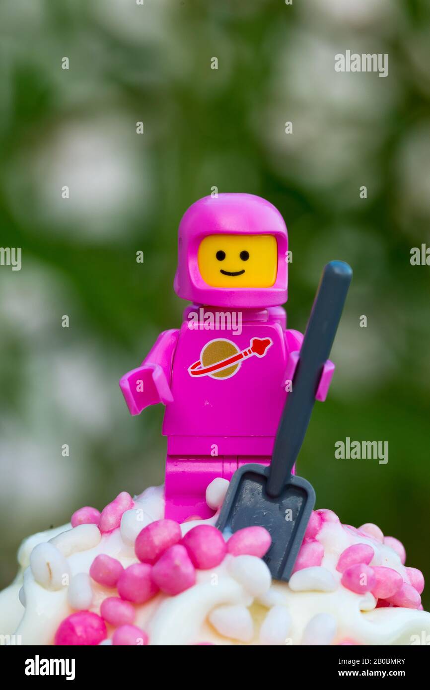 Lego cheap pink astronaut