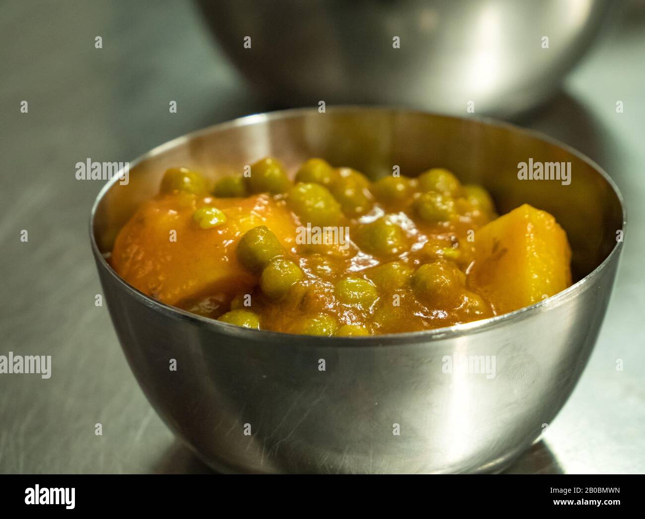 A metal balti bowl with chicken curry Stock Photo - Alamy