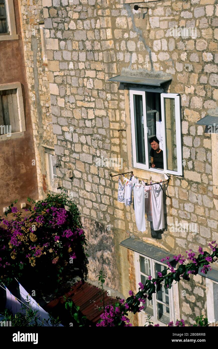 CROATIA, DUBROVNIK, CITY WALL WALK, LAUNDRY Stock Photo Alamy