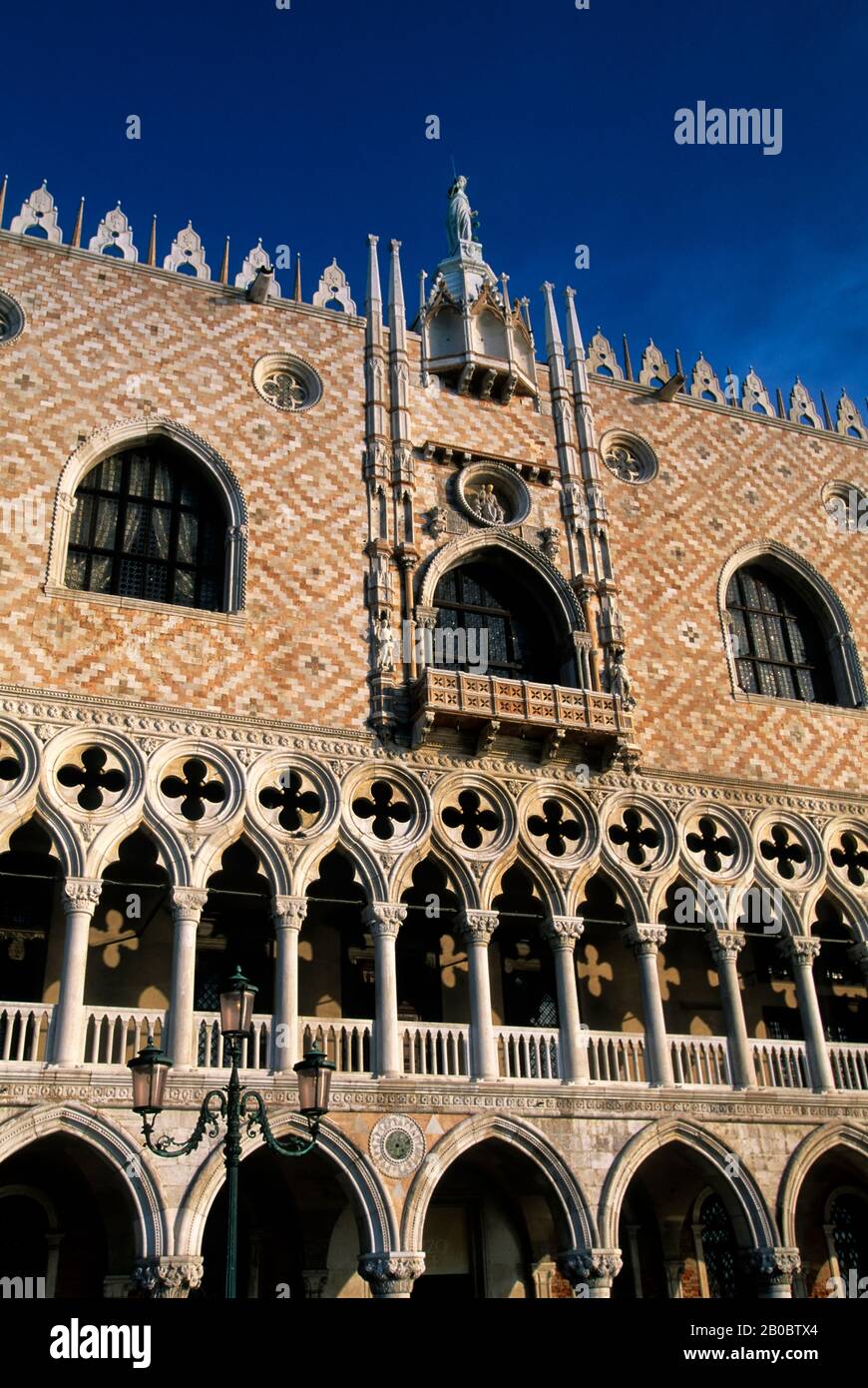 Detail doges palace hi-res stock photography and images - Alamy