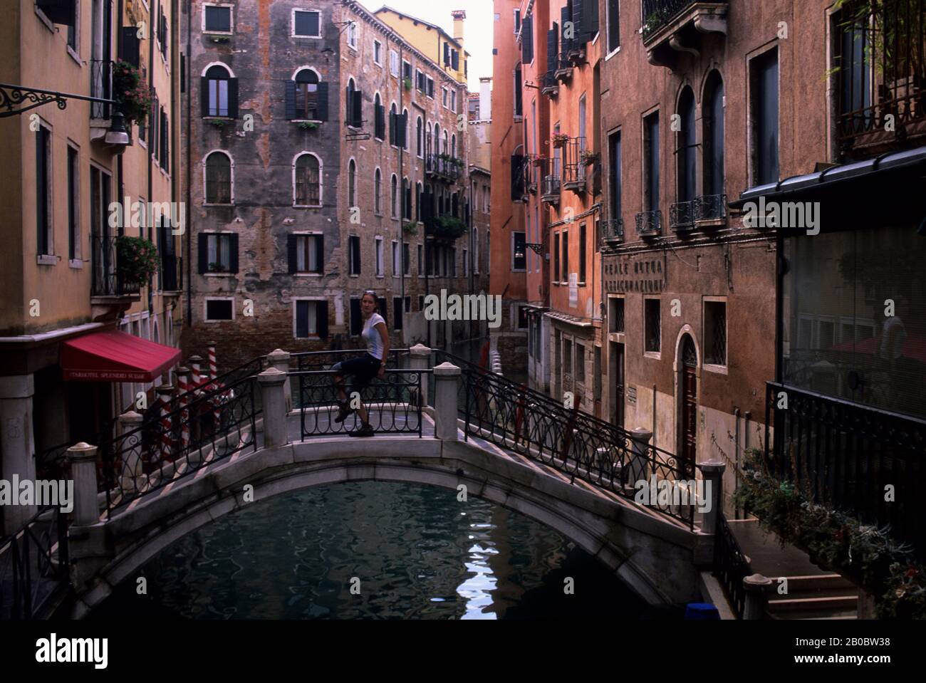 Canal scene with bridge hi-res stock photography and images - Alamy