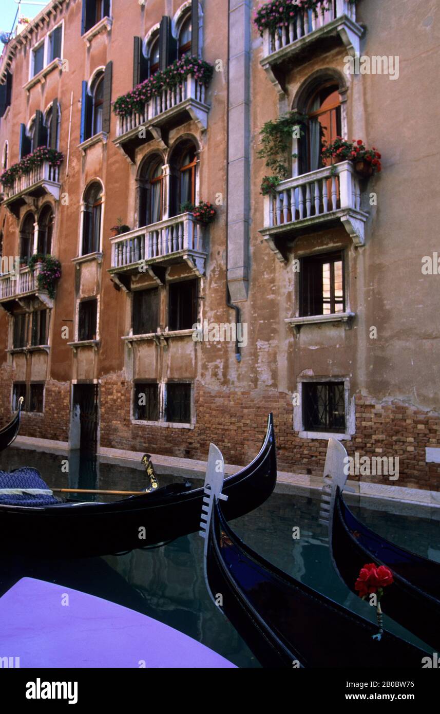 Venice canal scene gondolas hi-res stock photography and images - Alamy