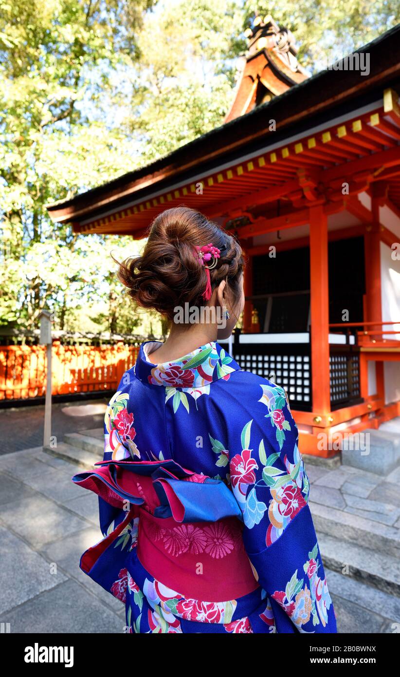 Girl wearing kimono hi-res stock photography and images - Alamy