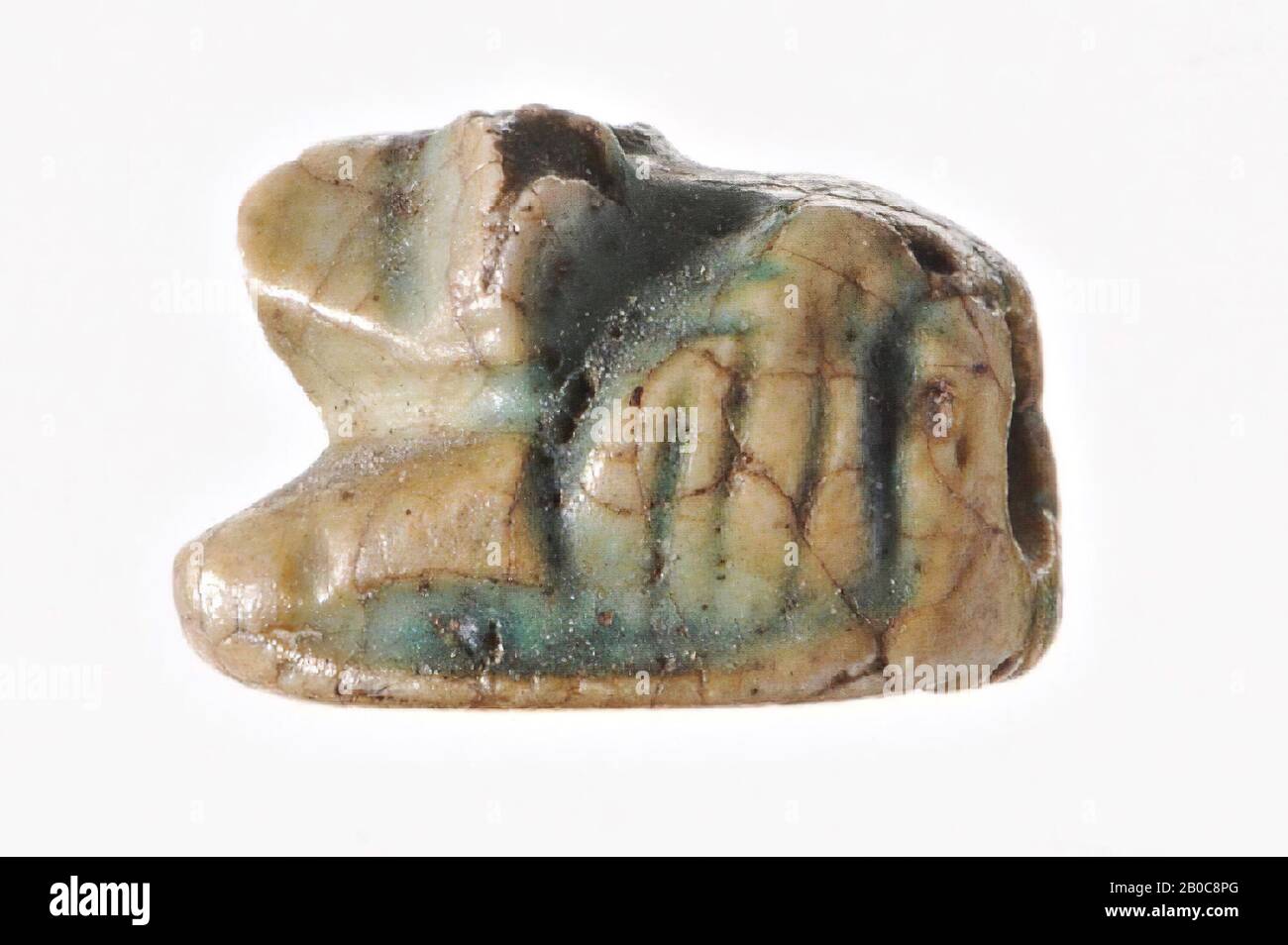 plaque, hedgehog, feather, snake, In the green glazed scaraboid of steatite in the shape of a hedgehog, two uraeus snakes tête bêche are carved into the sealing surface within a framing groove. The seal is pierced lengthwise., Seal, scaraboid, green glazed steatite, 0,6 × 0,5 × 0,4 cm, Late Period, Egypt Stock Photo