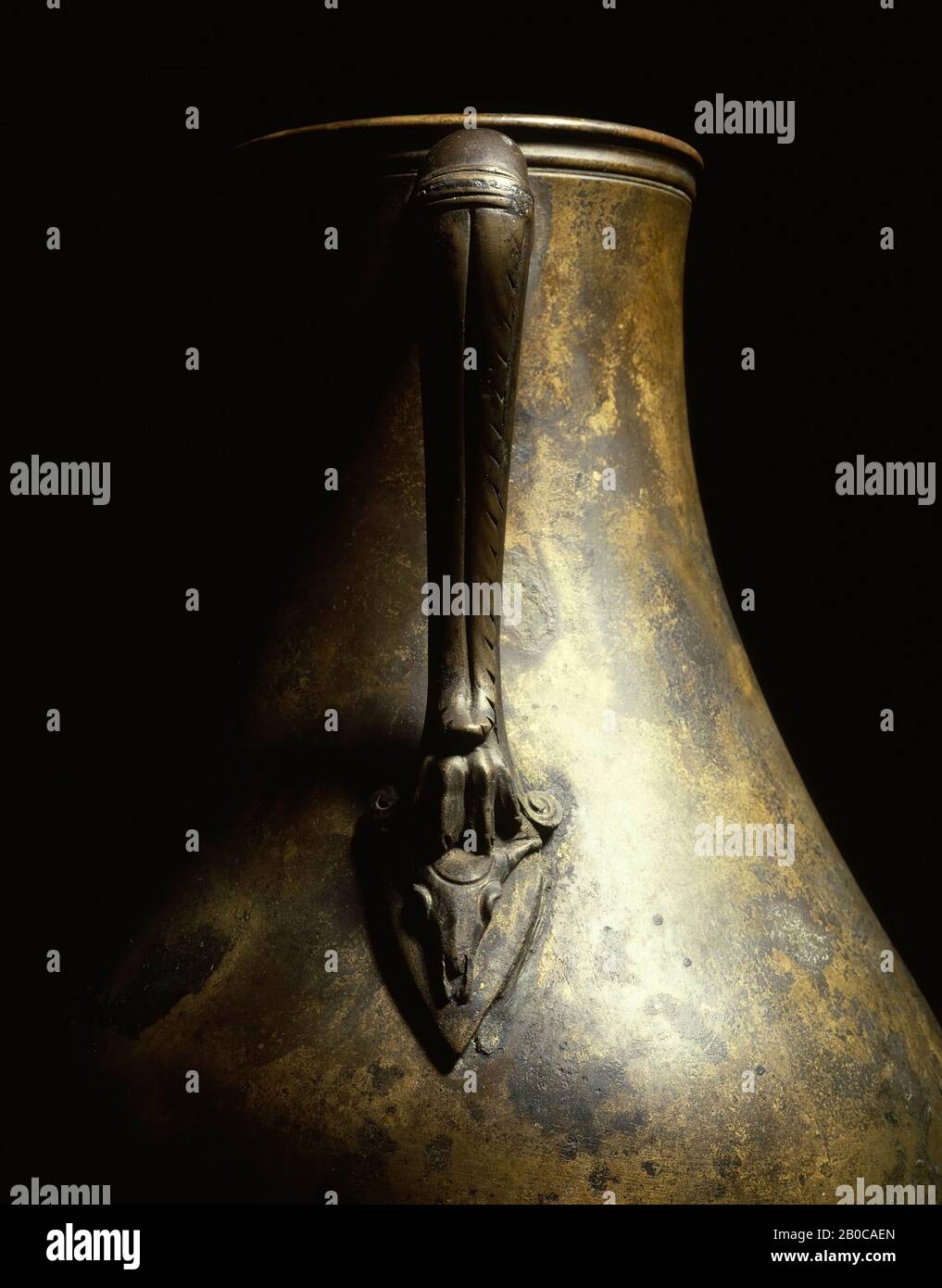 Bronze jug-shaped vase with two ears. Both ears end in a lion's claw with a skeleton head of a goat, crockery, amphora, can, metal, bronze, height: 22.8 cm, Roman 50-79, Holland, Gelderland, Renkum, Doorwerth, Rijn Stock Photo