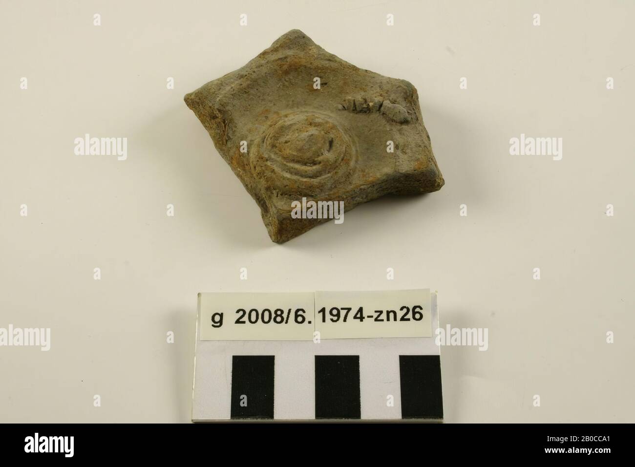 Shard of earthenware, rough, with raised circle on the inside in the middle., shard, earthenware, 7.6 x 6.2 x 1.9 cm, roman 15-30 AD, Netherlands, North Holland, Velsen, Velsen, Velsen I Stock Photo