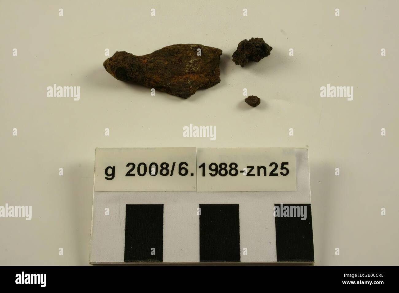 Possible hanger of cingulate paste (belt), part of the apron, made of iron. The eye would then be tightly corroded. The size makes it unlikely that it was a lid of a stamp box. Loose fragments, batter, cingulate, hanger, metal, iron, 3.5 x 1.8 x 0.7 cm, roman 15-30 AD, Netherlands, North Holland, Velsen, Velsen, Velsen I Stock Photo