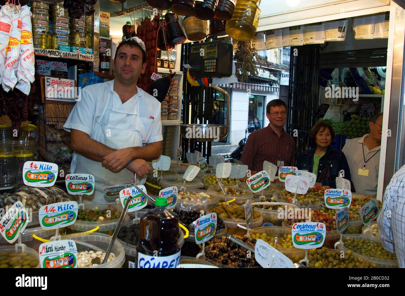 SPAIN, COSTA DEL SOL, MALAGA, FOOD MARKET, PRODUCE SECTION, OLIVES