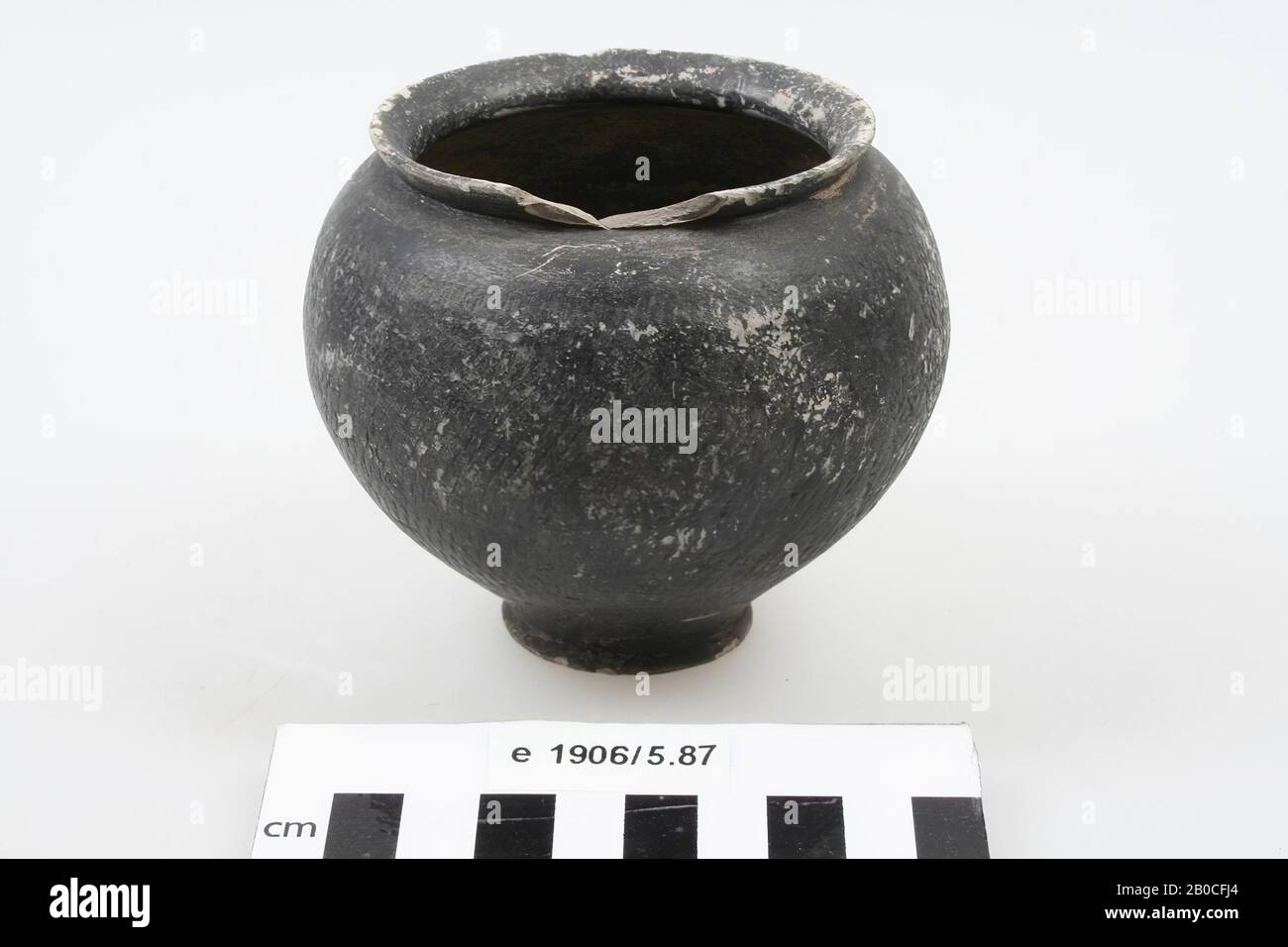 Urntje, pottery (black). With a hole in the bottom, a shard from the edge and wear spots on the urn itself., Urntje, pottery, h: 8.5 cm, diam: 10 cm, roman, Netherlands, Gelderland, Nijmegen, Nijmegen, Hees Stock Photo