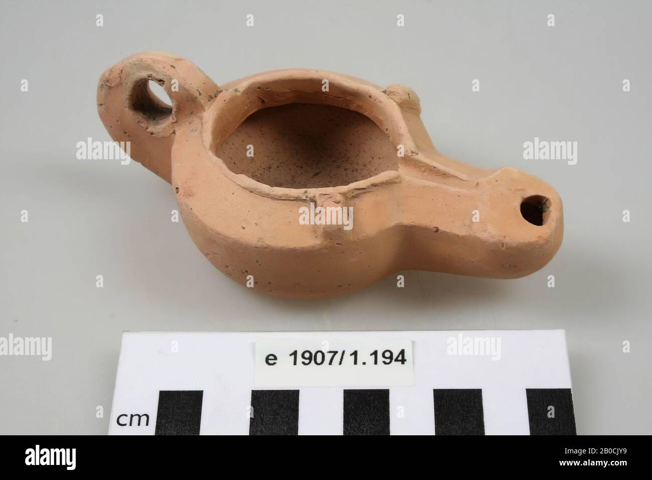 Pottery oil lamp with open mirror, with ear, spout and fire hole. Factory brand: FORTIS. Superficial cracks in the bottom., Oil lamp, pottery, roman, Netherlands, Gelderland, Nijmegen, Nijmegen, Hees Stock Photo