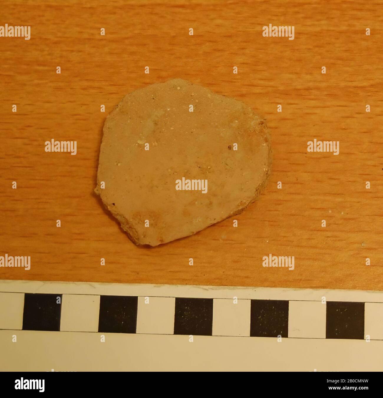 A round flat shard, lid ?, tableware, earthenware, L 5.85, W 4.5 cm, thickness 0.8 cm, Iron Age I, phase K 1100-1000 BC, Jordan Stock Photo