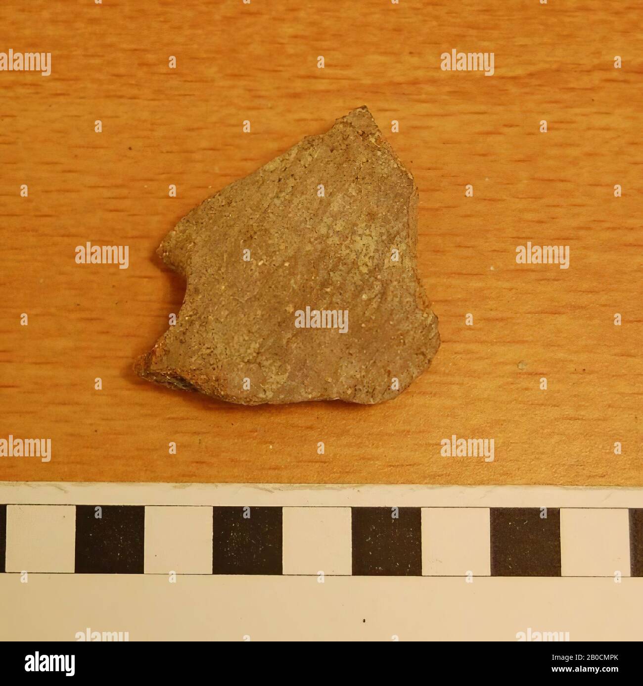 Pottery shard of an unknown object with a partial perforation visible, on one side completely smooth, crockery, earthenware, L 4.7 cm, W 4.4 cm, thickness 1.3 cm, Iron Age I, phase K 1100-1000 BC. , Jordan Stock Photo