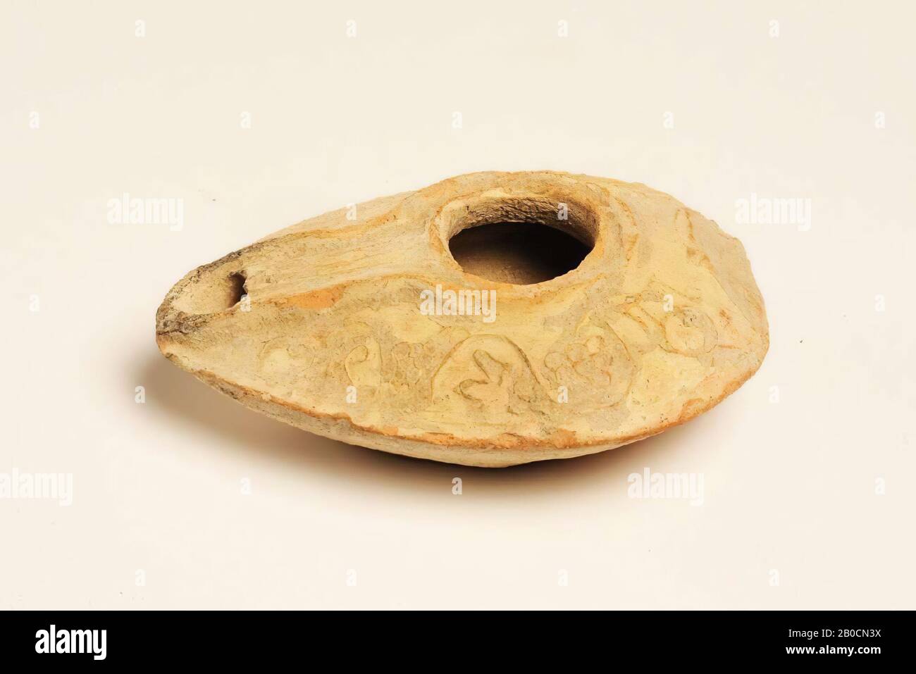 An oil lamp made in a mold, decorated with bunches of grapes and vines,  limescale, tableware, earthenware, L 10.2 cm, W 7.8 cm, H 3.3 cm, 63 BC -  640 AD, Jordan Stock Photo - Alamy