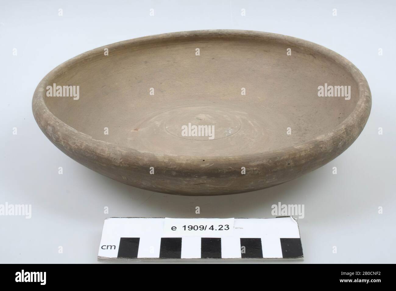 Dish of earthenware, saucer, earthenware, h: 4,7 cm, diam: 21,8 cm, roman, Netherlands, Gelderland, Nijmegen, Nijmegen, Hees Stock Photo