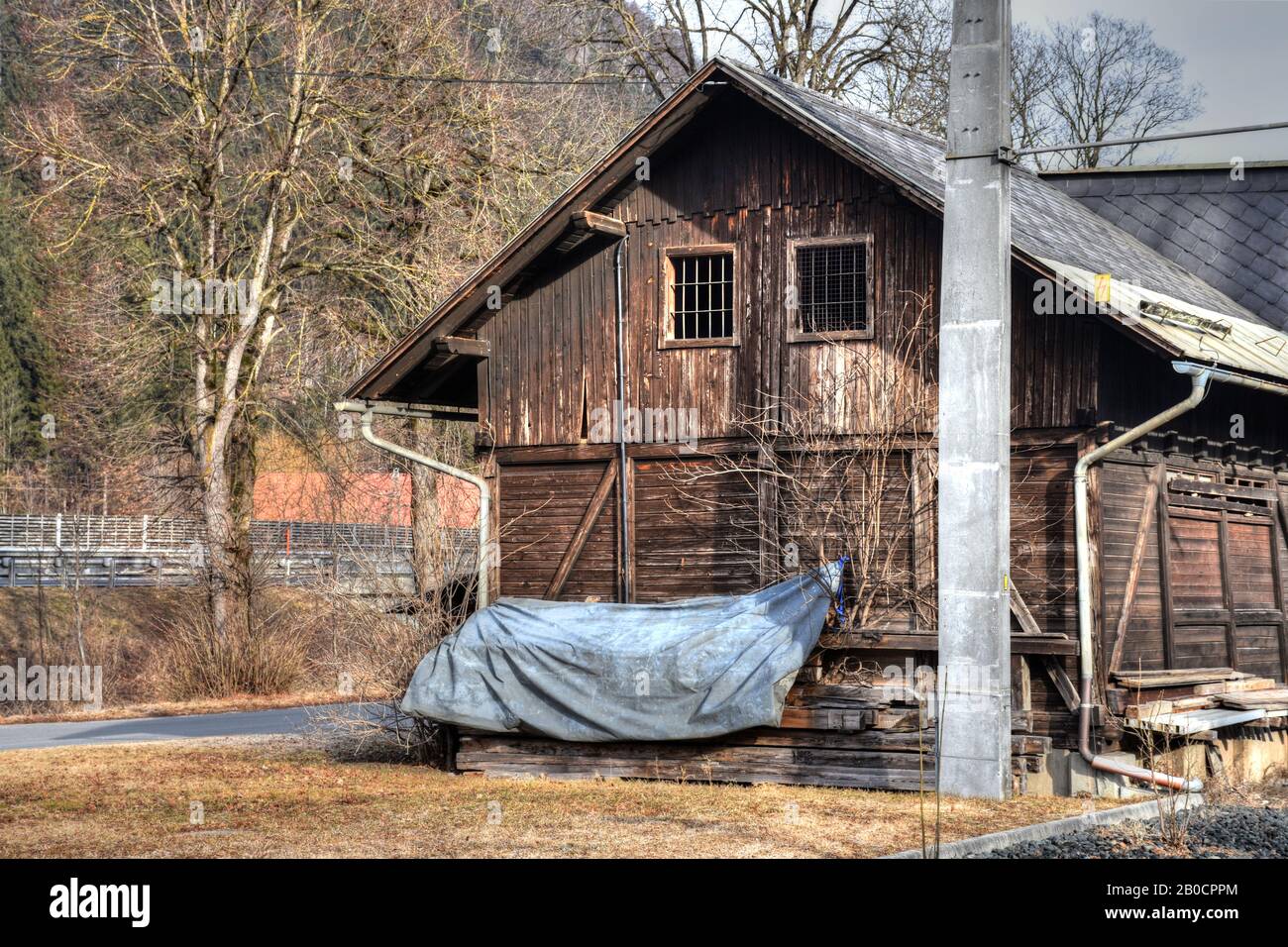 Bahnhof, Kleblach-Lind, Kleblach, Lind, Schuppen, Lagerschuppen,  Betriebsgebäude, Holz, Holzhaus, Holzschuppen, Lager, Fenster, Bretter,  Kärnten, Ober Stock Photo - Alamy