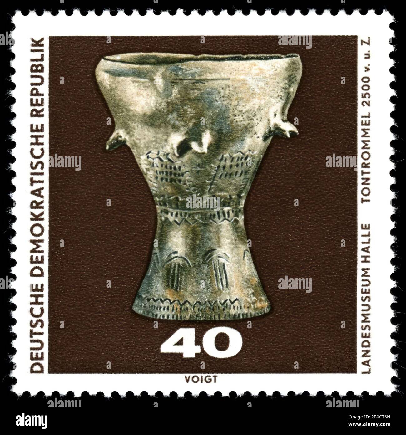 Stamp with serrated edge, on a brown background the image of the earthenware cup of Leuna-Rössen, from the collections of the Landesmuseum Halle (Deutsche Demokratische Republik)., Stamp, paper, 4 x 4 cm, edition 4,000,000, modern 10 March 1970 Stock Photo