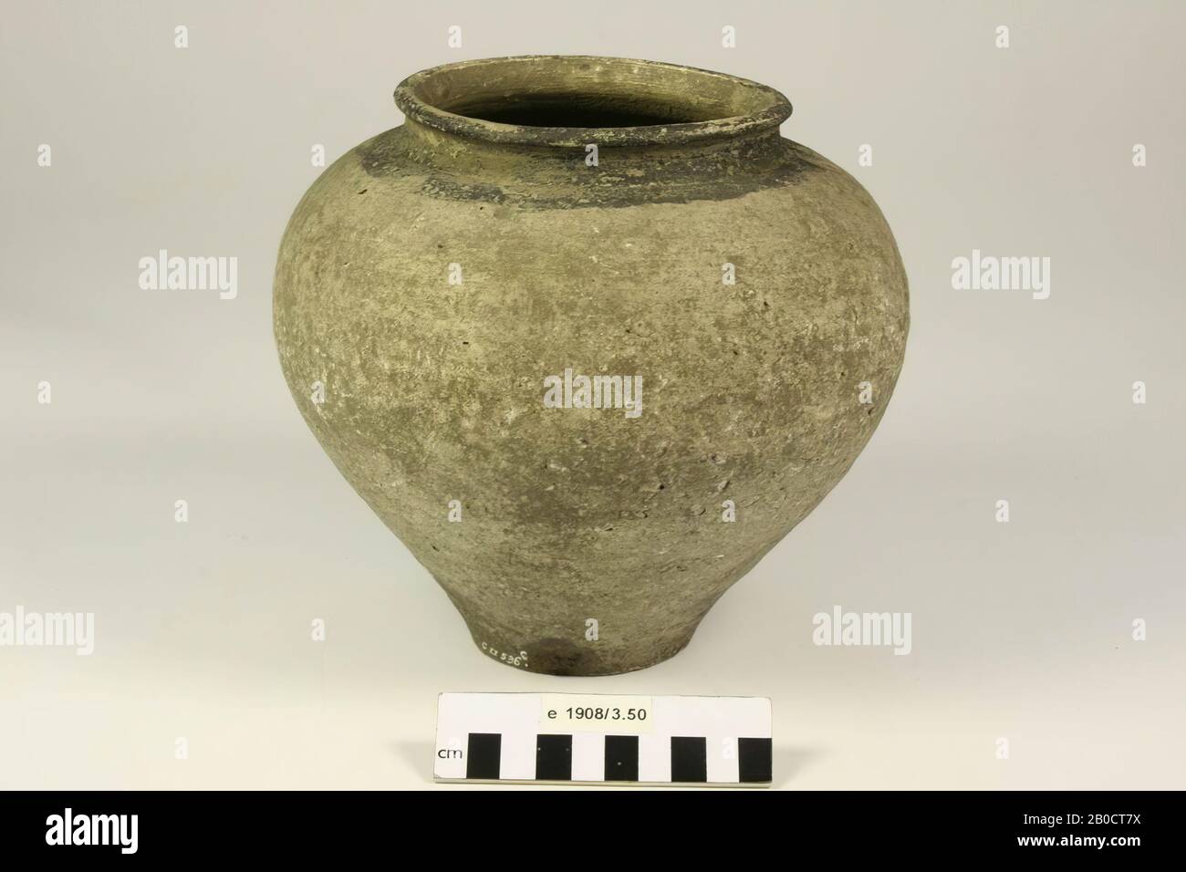 Urn of earthenware. Contains cremated residues, urn, earthenware, h: 18.8 cm, diam: 20.5 cm, roman, Netherlands, Gelderland, Nijmegen, Nijmegen, Hees Stock Photo