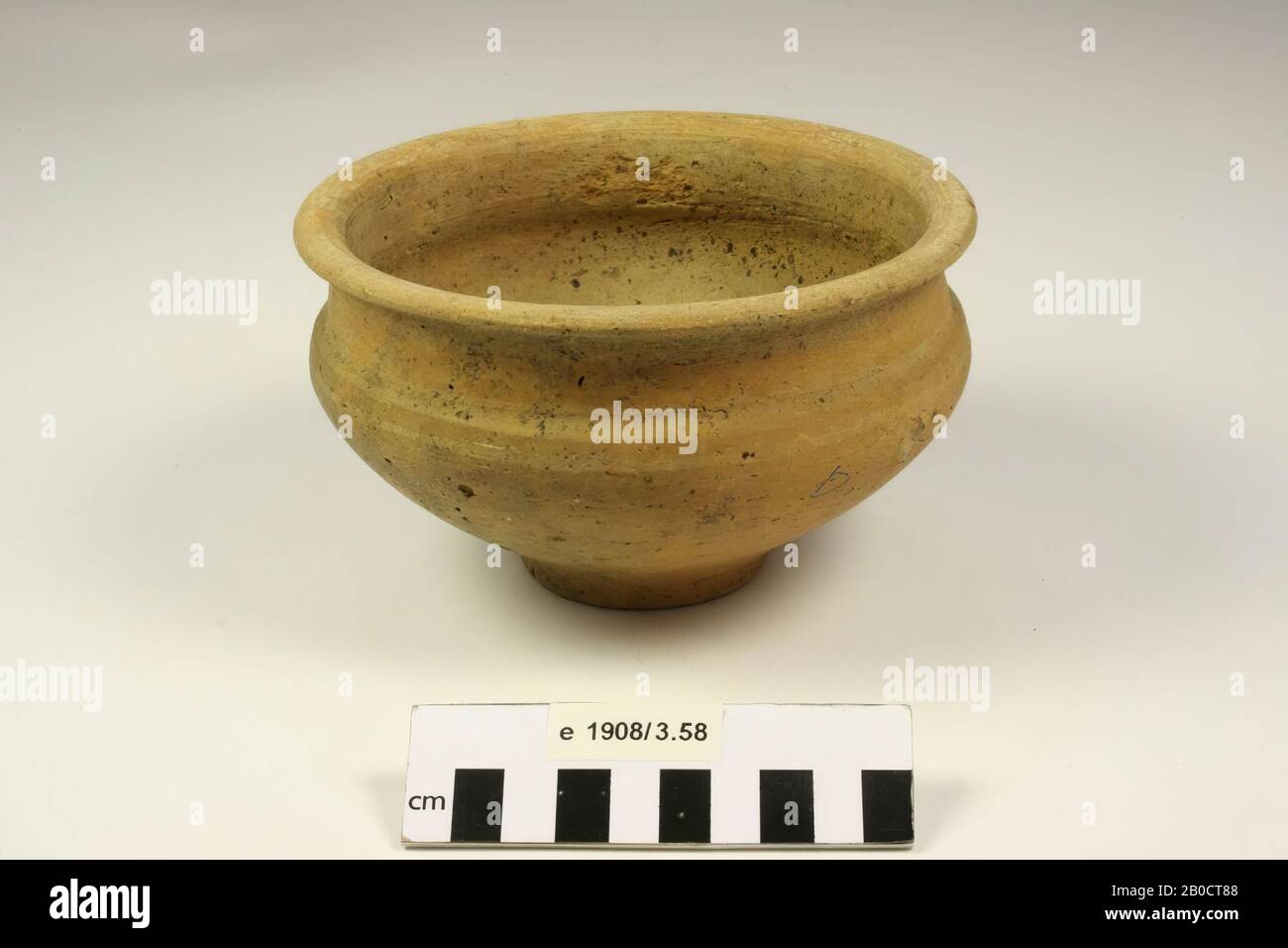 Bowl of earthenware. Contains cremated residues., Bowl, earthenware, h: 9.2 cm, diam: 15.6 cm, roman, Netherlands, Gelderland, Nijmegen, Nijmegen, Hees Stock Photo