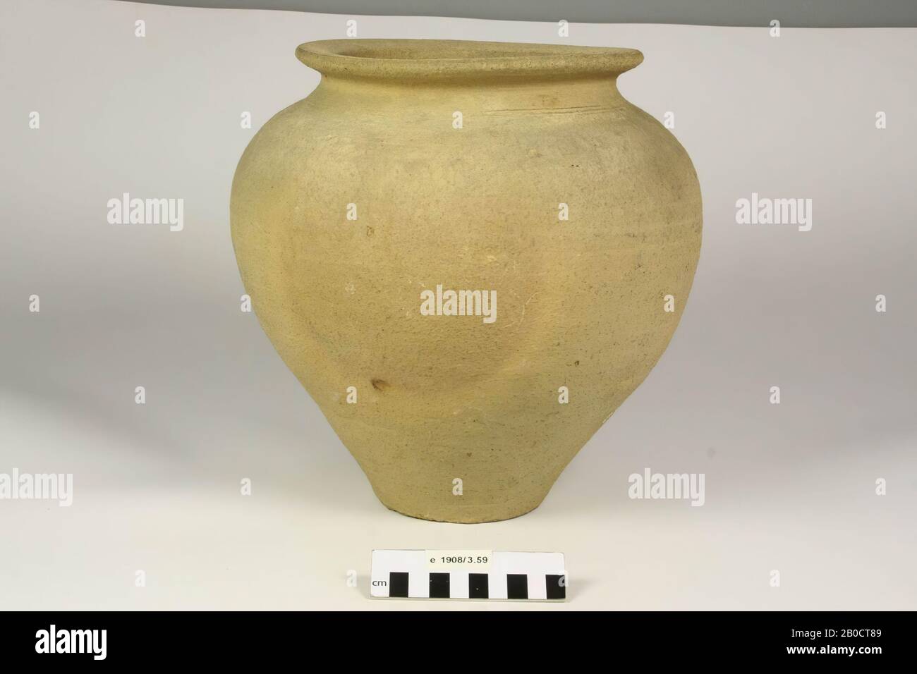 Urn of earthenware. Contains cremated residues, urn, earthenware, h: 27 cm, diam: 27.5 cm, roman, Netherlands, Gelderland, Nijmegen, Nijmegen, Hees Stock Photo