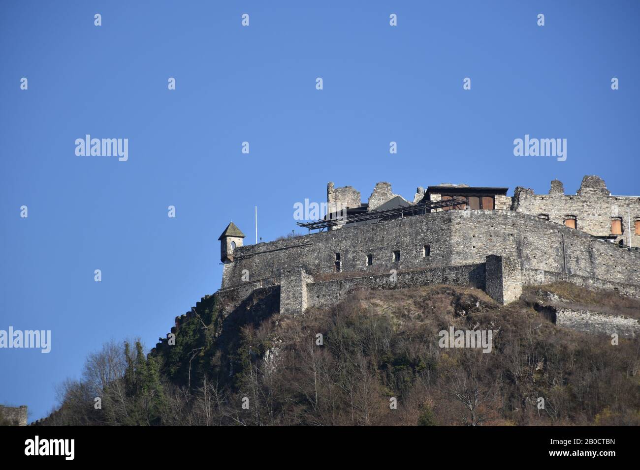 Burg Landskron, Landskron, Kärnten, Villach, Burg, Burgruine, Turm, Festung, Felsenburg, Ossiacher Tauern, Grad Vajškra, Mittelalter, Arena, Höhenburg Stock Photo