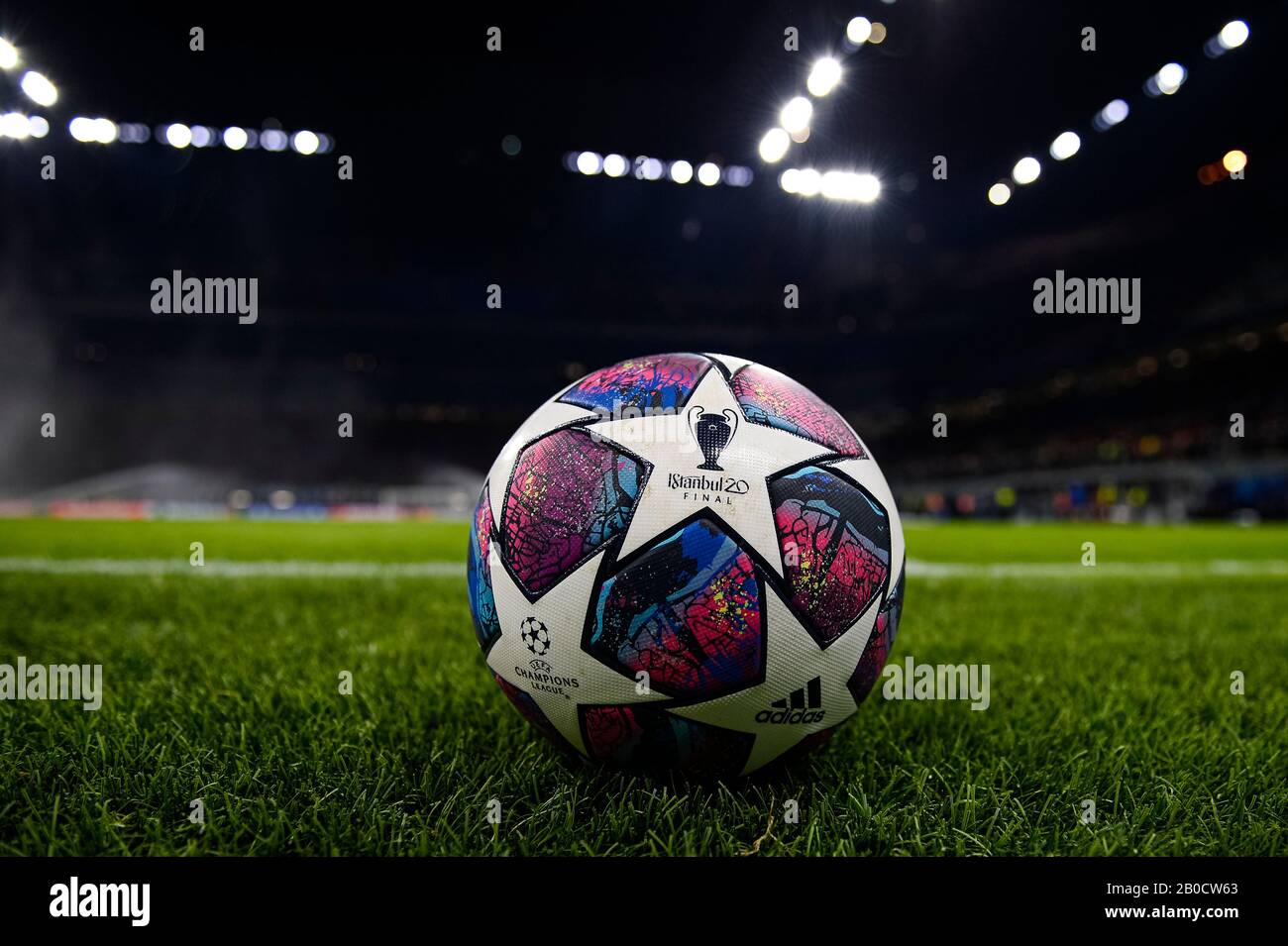 Uefa Champions League Ball 19 High Resolution Stock Photography And Images Alamy