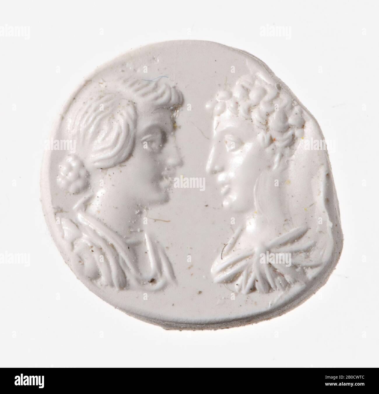 Vz: the woman in profile to the left has' nodus'-style hair and a chignon in the neck, the man in profile to the right has short, curly hair strands and a chlamys., Gem, intaglio, ringstone, carnelian , Color: red, Shape: oval, Processing:, Method: shallow modeling with several rounded drills, detailing with thick and rounded wheel grooves and several pellets., 10.5 x 10 mm, D. 3 mm, end of 1st century v. Chr. -25 Stock Photo