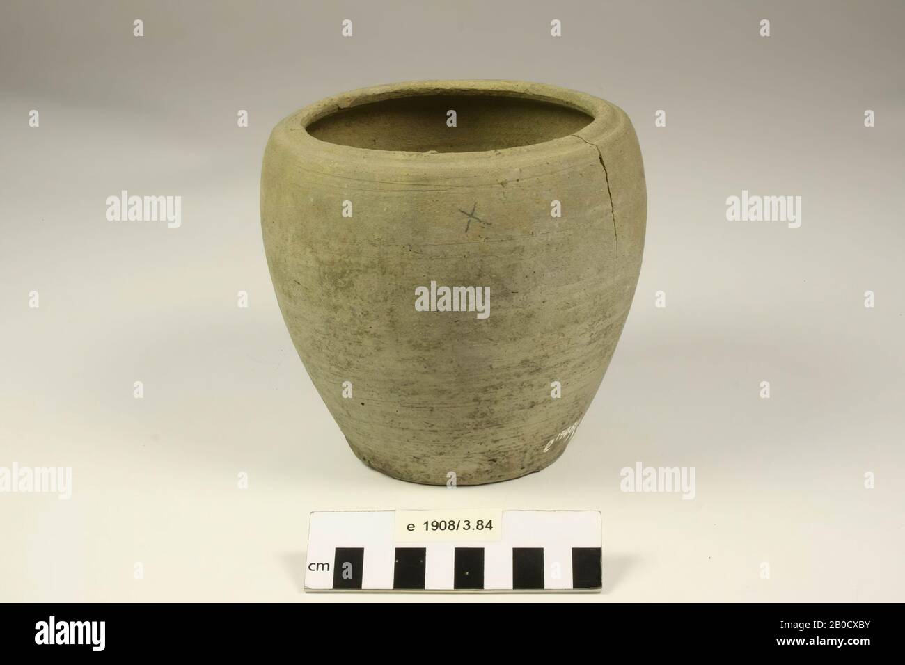 Urn of earthenware. Large loose crack of approx. 5 cm running vertically downwards from the edge. Contains cremated residues, urn, earthenware, h: 14.2 cm, diam: 15 cm, roman, Netherlands, Gelderland, Nijmegen, Nijmegen, Hees Stock Photo