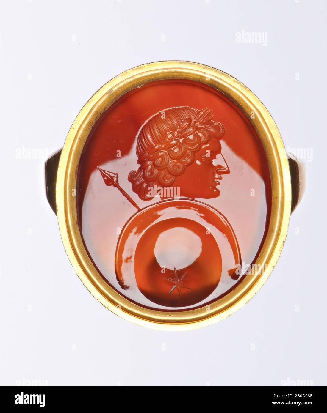 Vz: half-figure of warrior to the left, head and profile protrudes above shield, laurel wreath, spear over shoulder, gem, intaglio, carnelian, Color: orange-red, Shape: oval, standing, Processing: in gold ring, :, 23 x 18 mm, D. 4 mm, wt. 7.05 gr., 18th century 1700-1800 Stock Photo
