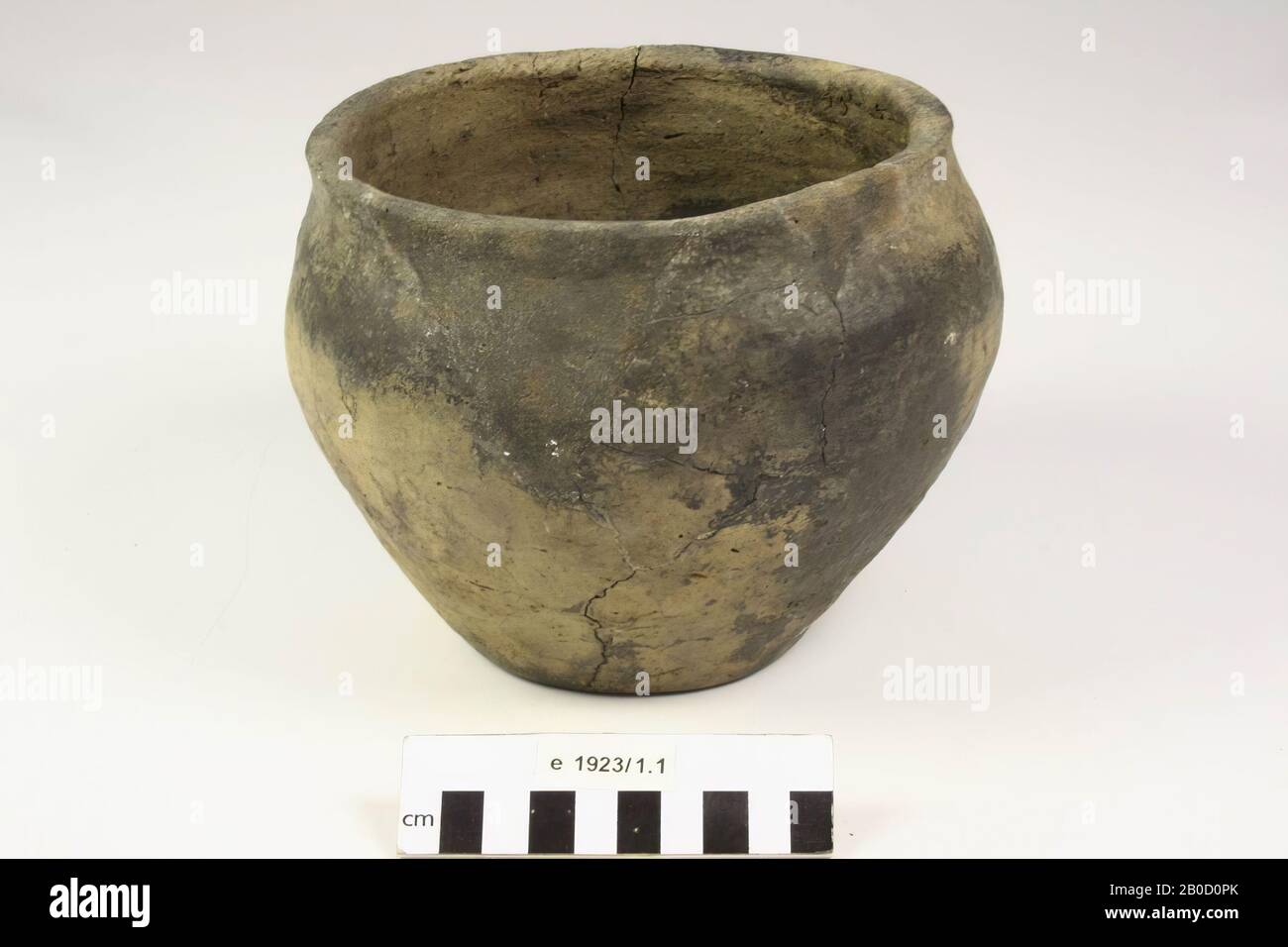 Urntje of earthenware. Old bonding, cracking. Contains cremated residues., Urntje, pottery, h: 14.4 cm, diam: 18.4 cm, roman, Netherlands, Gelderland, Ede, Ede Stock Photo
