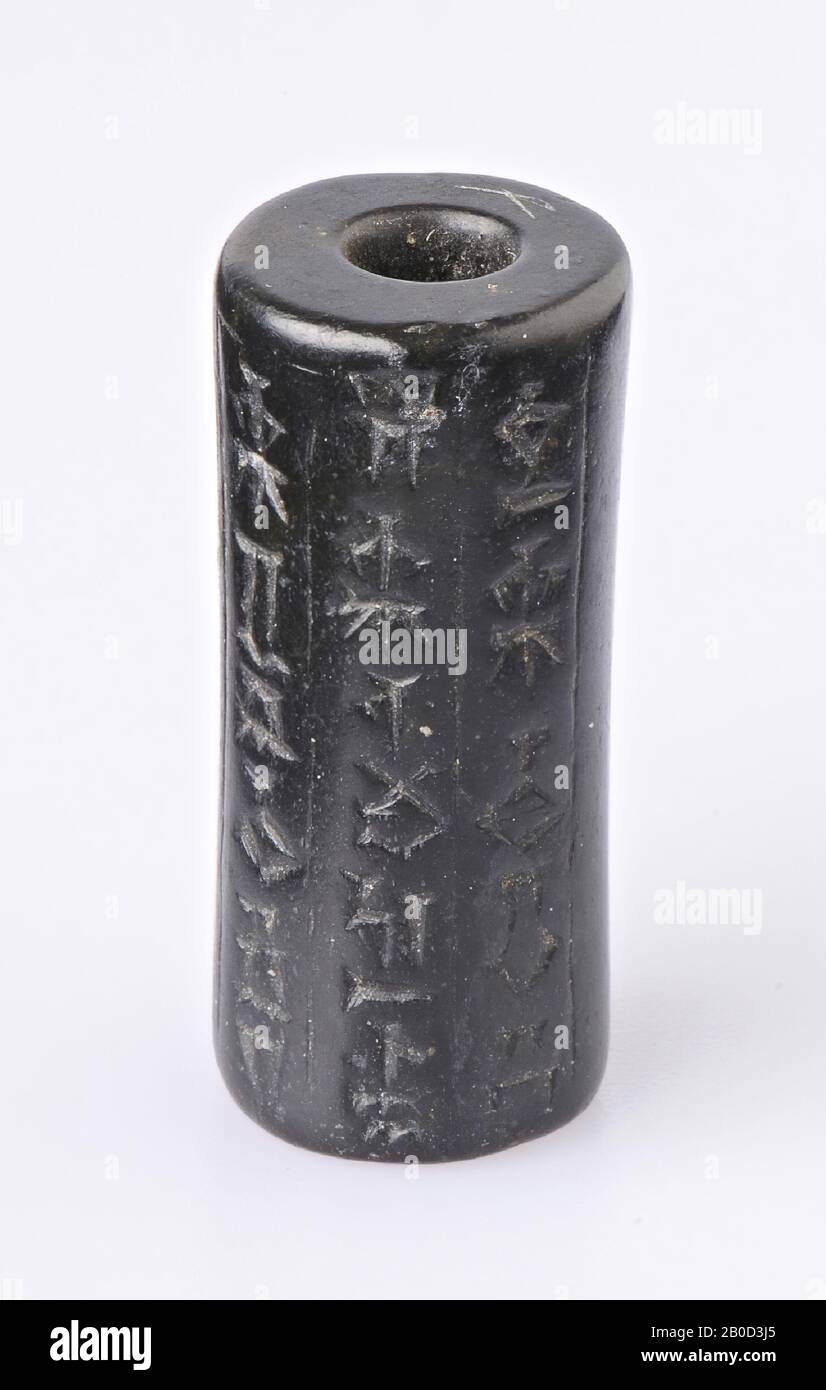 Vz: god with club and goddess, disc in crescent moon, inscription, coil seal, ferrous silex, Color: black, Form: cylinder, Processing:, Method: L. 24.5 mm, Diam. 11 mm, 1st Dynasty Babylon Stock Photo