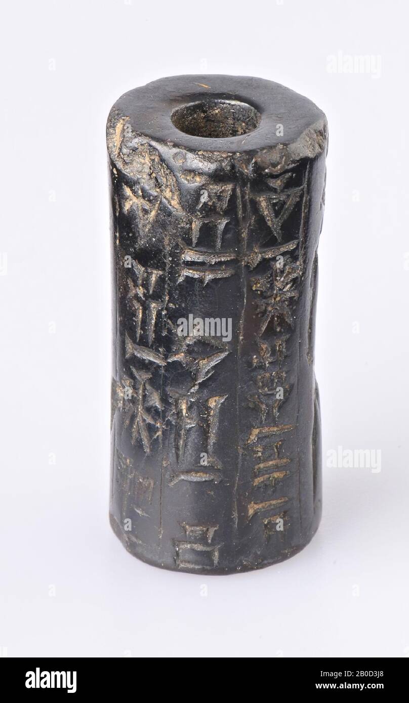 Vz: god with club and goddess, jackal and disc in crescent moon, inscription, coil seal, hematite, Color: black, Form: cylinder, Processing:, Method: L. 24.5 mm, Diam. 11.5 mm, 1st dynasty Babylon Stock Photo