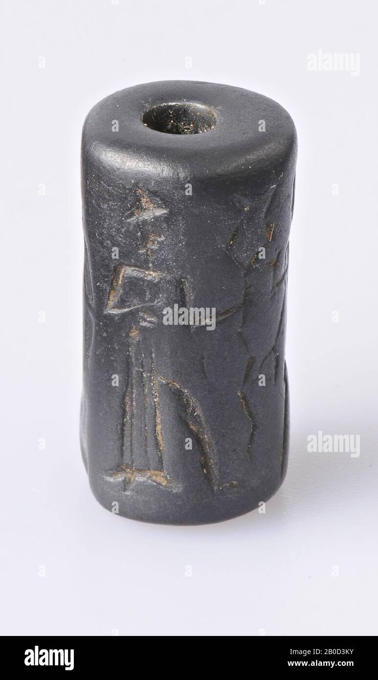 Vz: standing god and priest with situla, god with club and goddess with crescent moon, coil seal, hematite, Color: black, Form: cylinder, Processing:, Method of manufacture:, L. 21.5 mm, Diam. 11 mm, 1st Dynasty Babylon Stock Photo