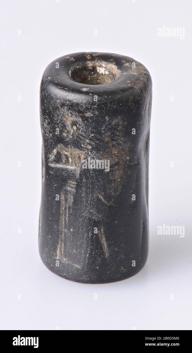 Vz: standing god and god with club, standing god and follower, roll seal, serpentine, Color: black, Form: cylinder, Processing:, Method: L. 23.5 mm, Diam. 12 mm, 1st dynasty Babylon Stock Photo