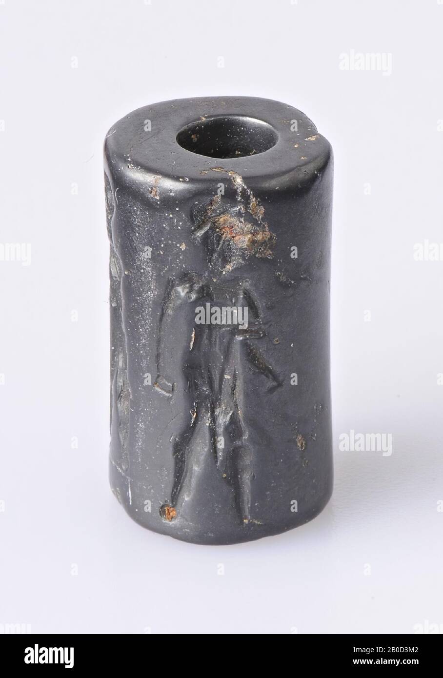 Vz: standing god between 2 priests with situla, god with club, coil seal, hematite, Color: black, Form: cylinder, Processing:, Method: L. 20 mm, Diam. 11 mm, 1st Dynasty Babylon Stock Photo