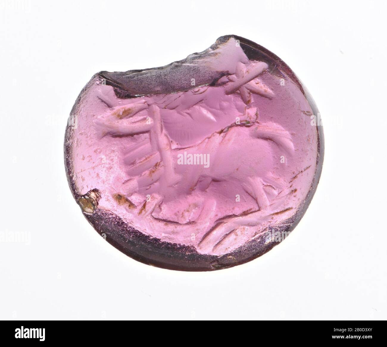 deer-like lying to the right, stamp, garnet almandine, Color :, Shape: cabochon, Processing:, Method: 2.6 x 9 x 8.2 mm Stock Photo