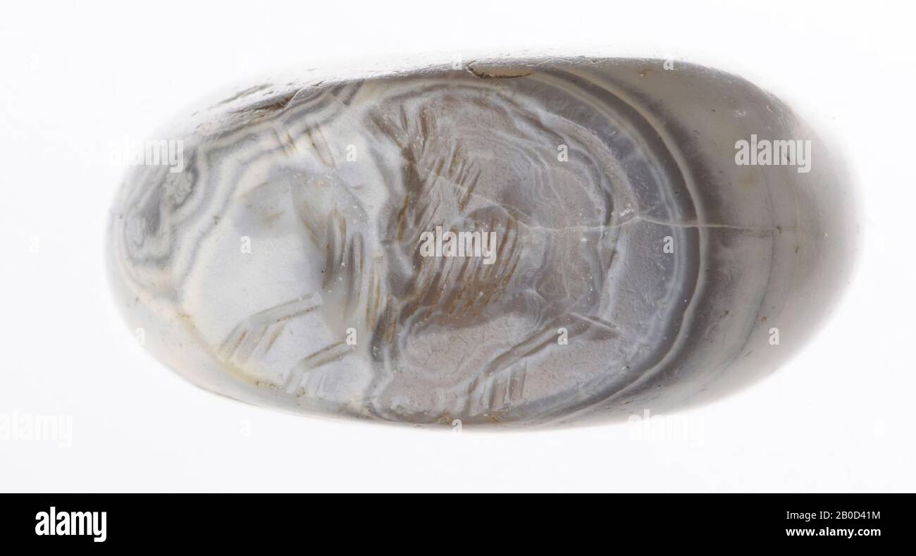 griffin crouched to the right, stamp seal, agate, Color :, Shape: ellipsoid, Processing :, Style: 19.5 x 23.4 x 11.6 mm Stock Photo