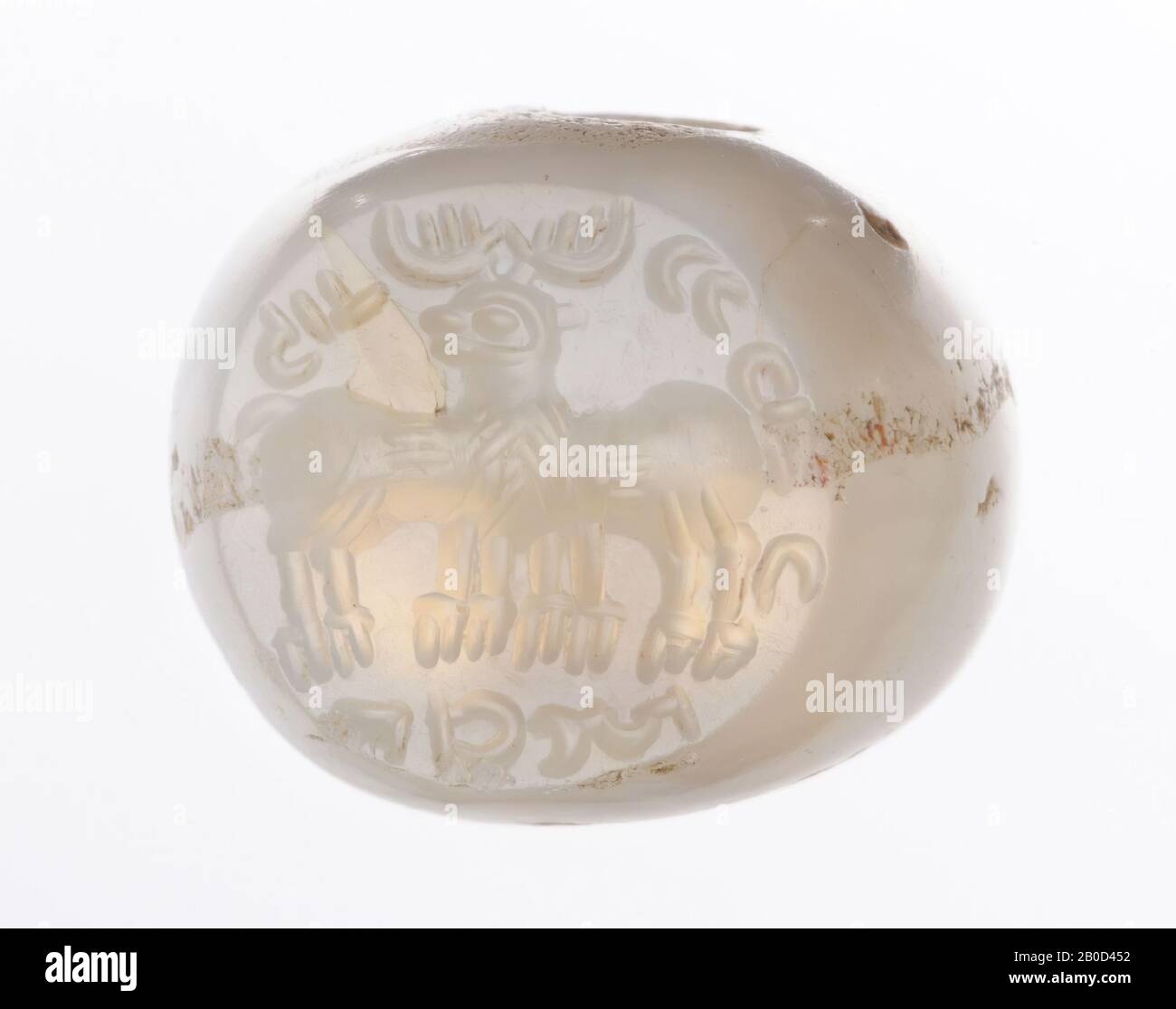2 cervids opposite each other with 1 head in profile to the right, with pahlavi inscription, stamp seal, chalcedony agate, Color :, Shape: ellipsoid, Processing:, Method of manufacture:, 15.4 x 18.4 x 15, 4 mm Stock Photo
