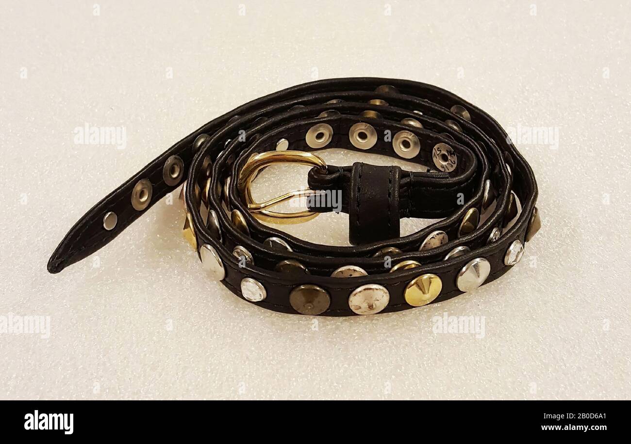 Narrow black belt with stitching, D-shaped buckle and continuous fitting of circular pieces in copper and silver color and 'plastic diamonds', belt, leather, fittings, Leather with metal fittings, Length 150 cm, width 1 , 3 cm, cross-section belabgstukjes around 1 cm, modern Stock Photo
